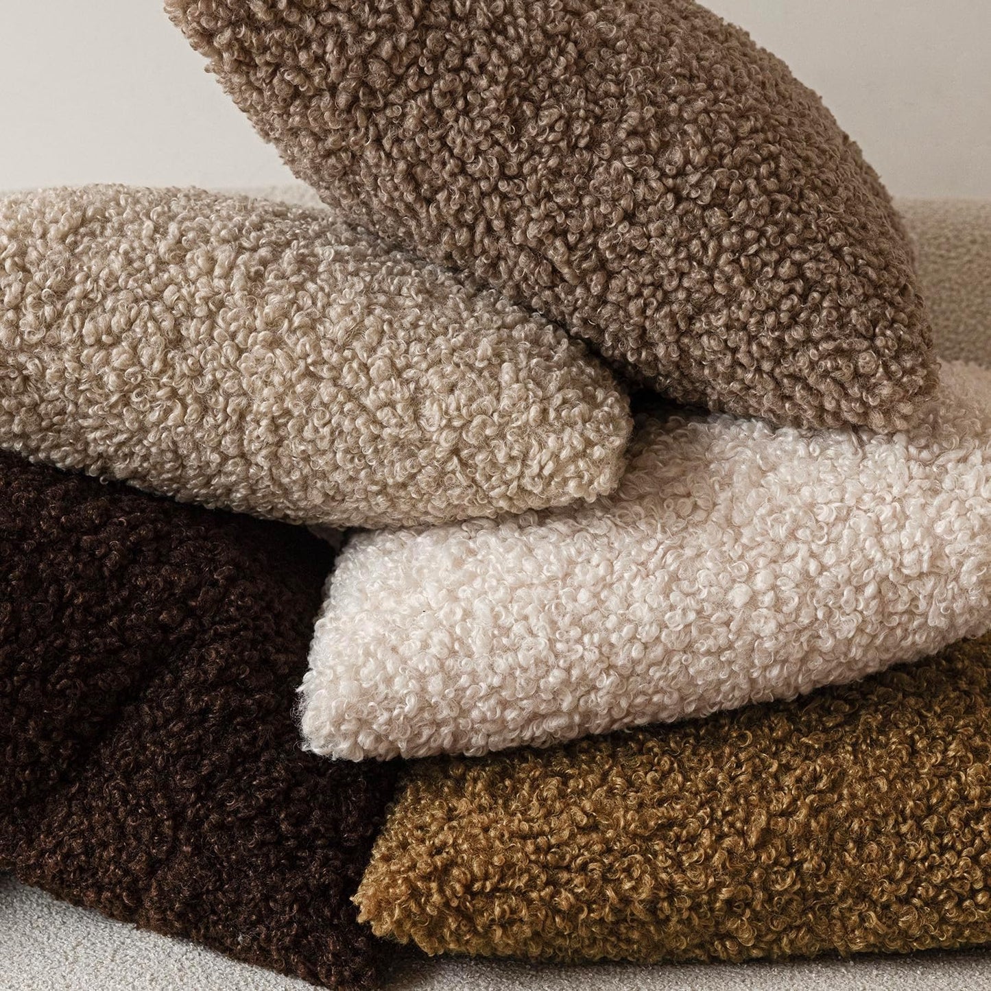 Foindtower 2 Pieces 22x22 Inch Dark Brown, Faux Fur Throw Pillow Cover Accent Sherpa Furry Pillow Covers Fuzzy Soft Pillowcases Cozy Sheepskin Decorative Fleece Cushion Case for Bed Couch Living Room