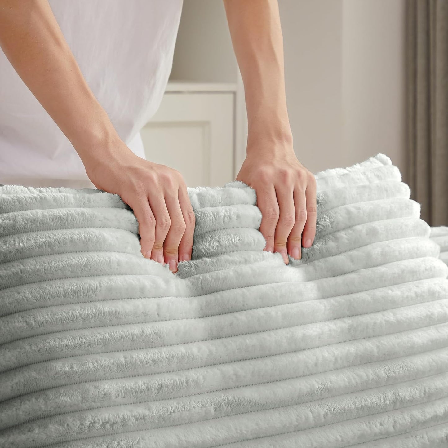 Oversized Chaise Daybed Lounge Sleeper Chair Sofa Full Foam Cloud Chaise Sofabed for Living Room,Luxury Plush Corduroy Upholstered Sleeper Couch Extra Wide Chair Bed W/3 Pillows for Home/Apartment