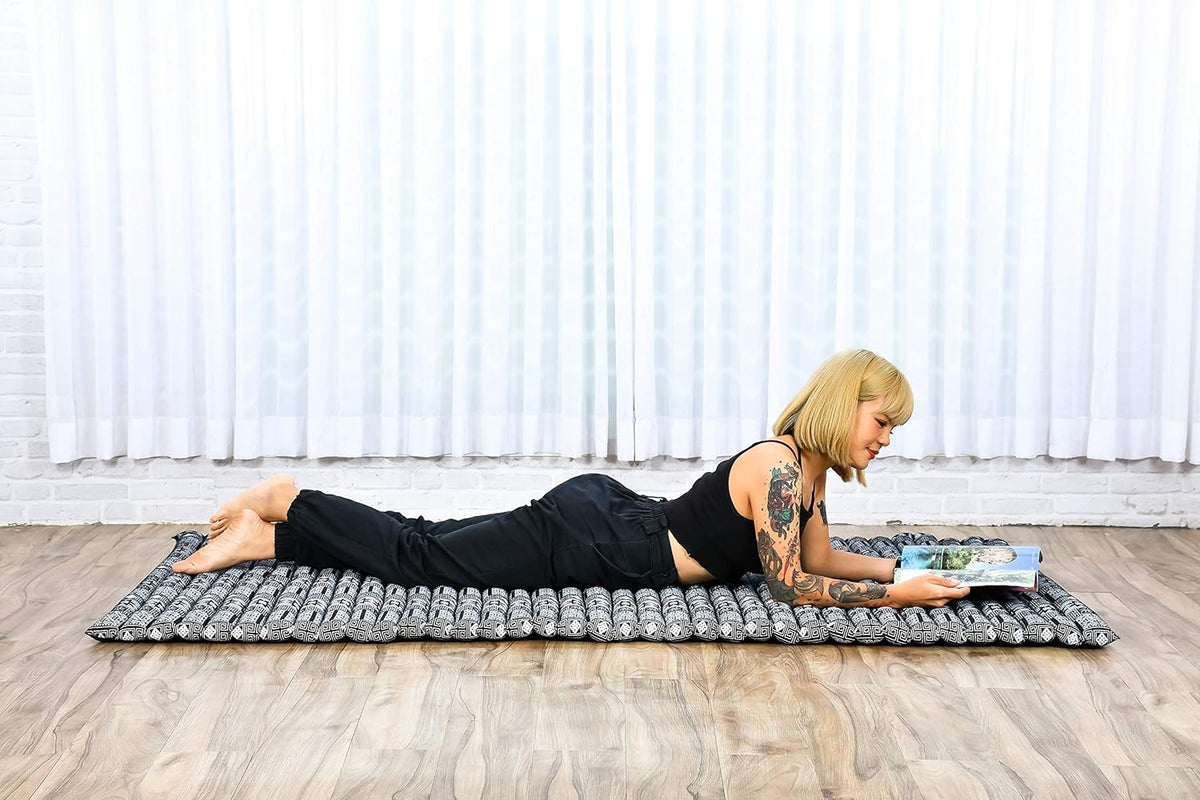 Leewadee - Kapok Roll Mat – Handcrafted Folding Sleep & Relaxation Mattress from Thailand, Ideal as Guest Bed, Camping Mat, Yoga Mat or Traditional Futon, 75 x 39 inches, Black