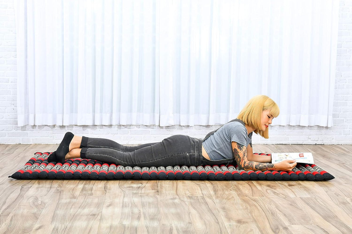 Leewadee - Foldable Floor Mattress - Japanese Roll Up Futon -Trifold Tatami Mat- Guest Floor Bed - Camping Mattress - Thai Massage Mat, Kapok Filled, 75 x 28 inches, Black Red