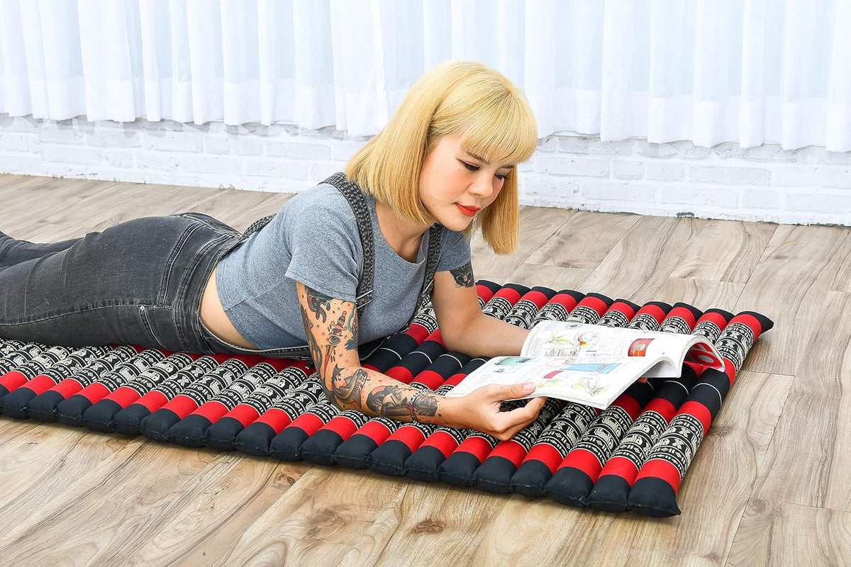 Leewadee - Foldable Floor Mattress - Japanese Roll Up Futon -Trifold Tatami Mat- Guest Floor Bed - Camping Mattress - Thai Massage Mat, Kapok Filled, 75 x 28 inches, Black Red
