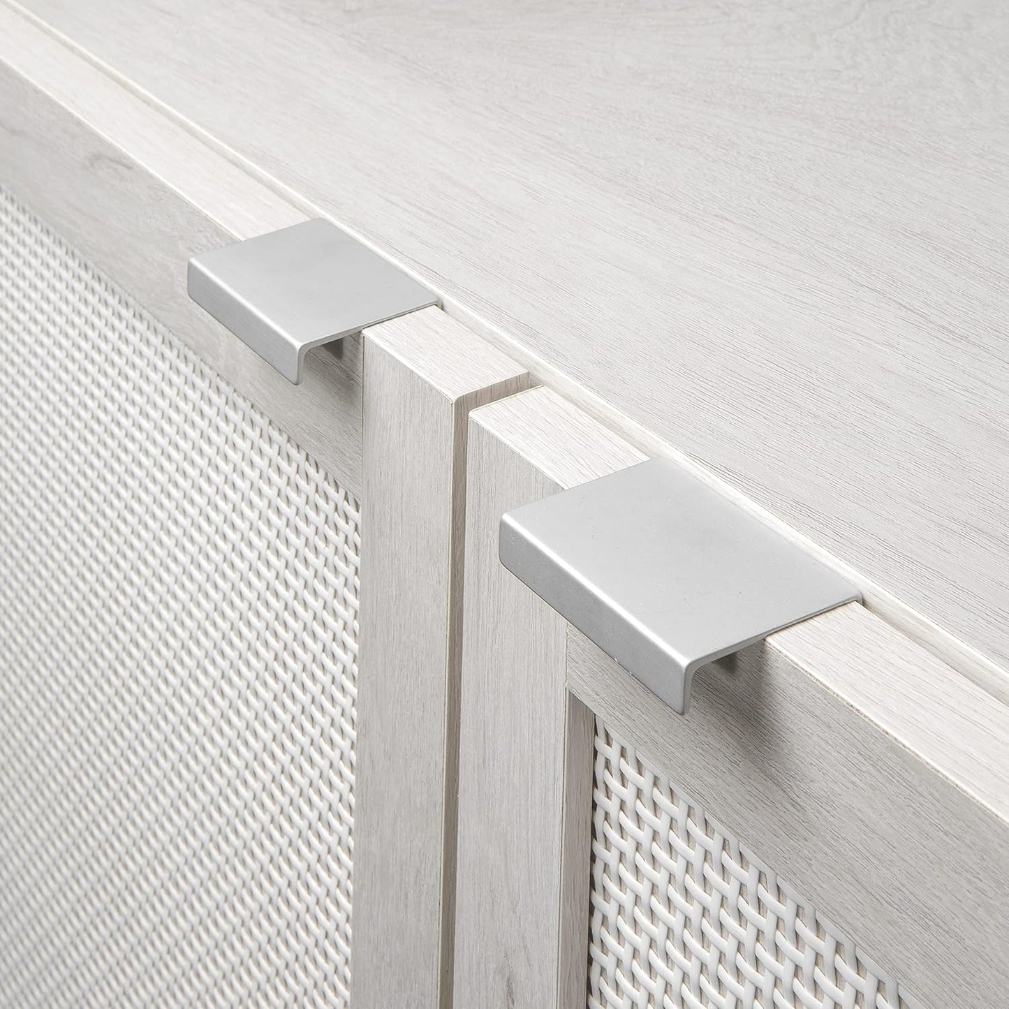 Sango Orre 2-Door Cabinet, Modern Sand Storage Cabinet with Synthetic Rattan Door Panels, Adjustable Shelf, Cylindrical Wood Legs, Discreet Finger Pulls, Elegant Furniture for Living or Dining Room