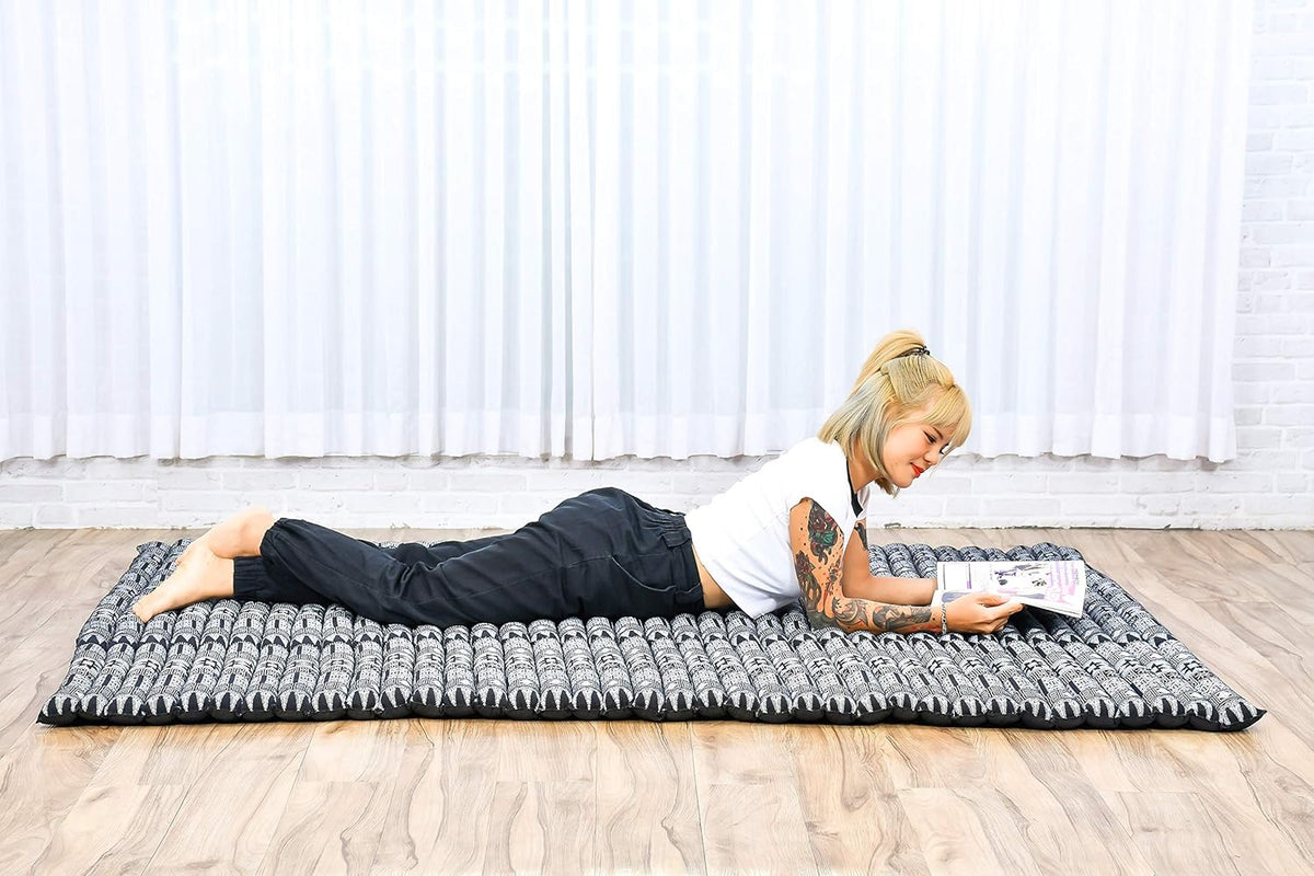 Leewadee - Foldable Floor Mattress - Japanese Roll Up Futon -Trifold Tatami Mat- Guest Floor Bed - Camping Mattress - Thai Massage Mat, Kapok Filled, 75 x 57 inches, Black